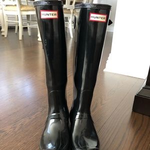 Size 8 tall black hunter rain boots. Barely worn